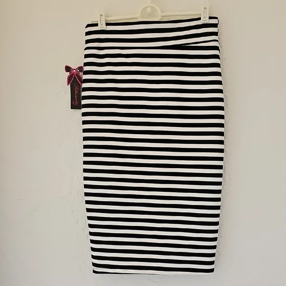 Silhouette Black and White Asymmetrical Pencil Skirt Knee-Length - Picture 4 of 13